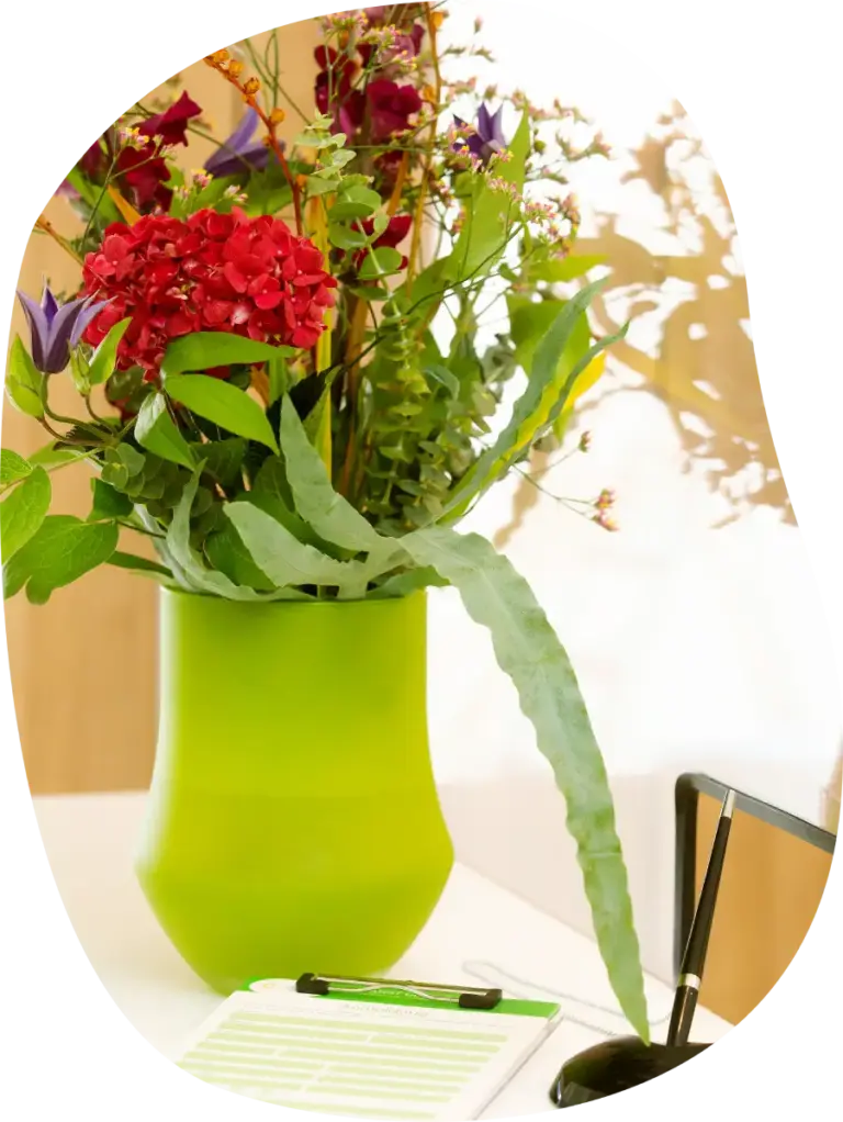 Physio Jungfernstieg-Blumenstrauß in grüner Vase mit Anmeldeformular2
