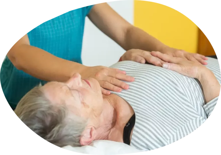 Praxis für Osteopathie_Behandlungssituation mit älterer Dame